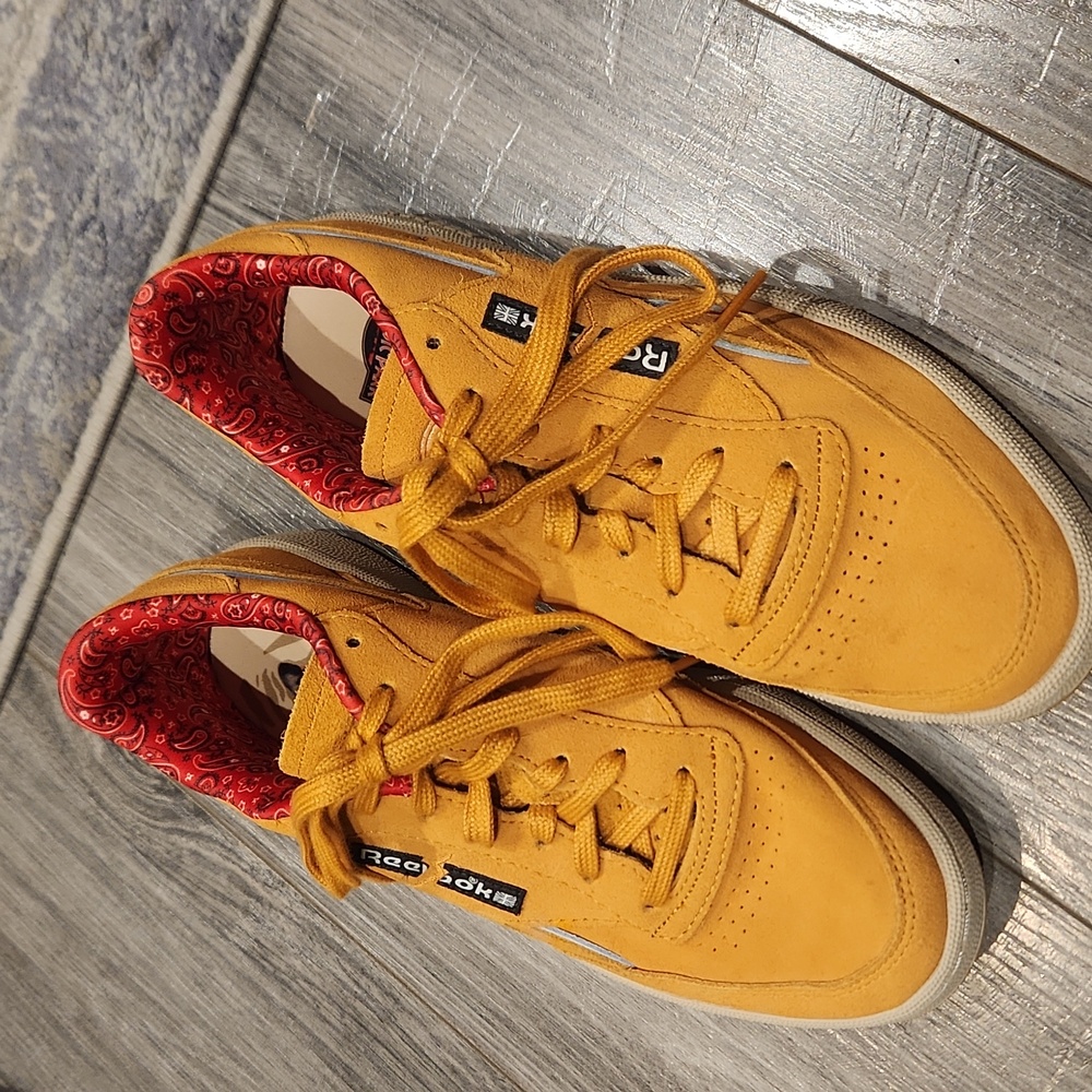 Like New Condition Reebok Jurassic Park F9H6283 Men's sz 7 Suede Sneakers